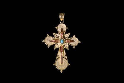 Pendentif en forme de croix en or 18 carats, orné 