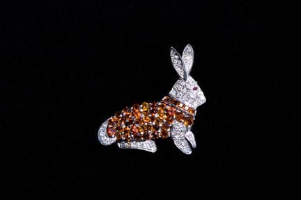 Broche en or 14 carats en forme de lapin, sertie d