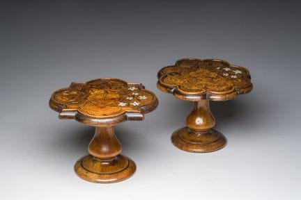 Par de tazzas holandesas de madera con diseño flor