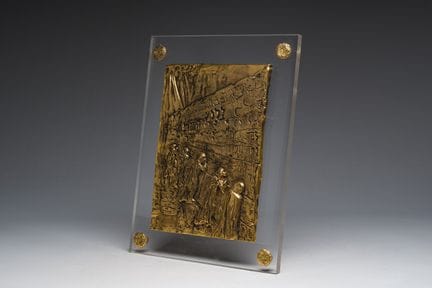 萨尔瓦多·达利（1904–1989）：《哭墙》，镀金青铜牌匾镶嵌于有机玻璃底座上，E.A.版，附原装