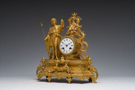 Horloge de cheminée française en zamac doré, surmo