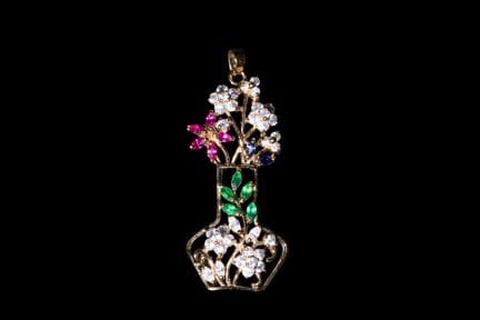 Pendentif plaqué or en forme de vase à fleurs, ser