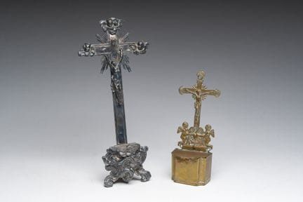 Un bénitier flamand en argent orné d’un crucifix, 