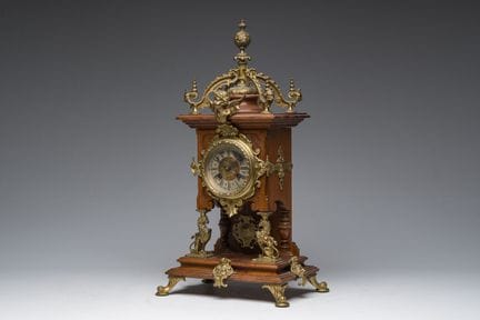 Horloge de table allemande éclectique en bois, ave