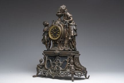 Horloge de cheminée en zamac patiné, de style néo-
