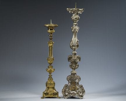 Dos grandes candelabros dorados y con metal platea