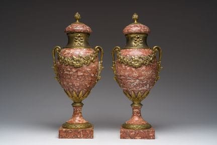 Ein Paar rote Marmor-Cassolettes mit vergoldeten B
