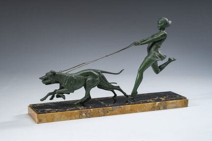 乔治·马克西姆（1885–1940）：《与灰狗同处的年轻女子》，绿色古铜色处理的锌合金，置于黄色和波