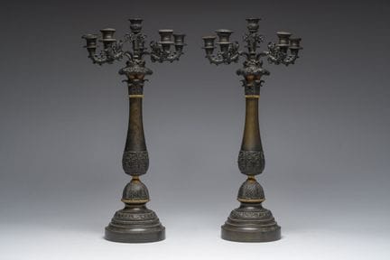 Par de candelabros franceses de bronce dorado y pa