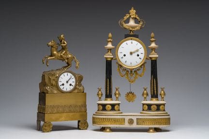 Une horloge de cheminée française en bronze doré, 