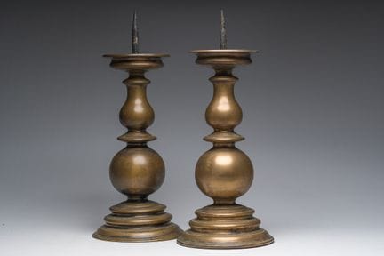 Un par de grandes candelabros de bronce de estilo 