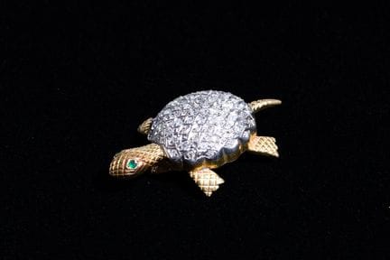 Broche en or 18 carats en forme de tortue, sertie 