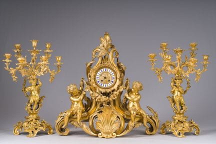 Ensemble d'horlogerie de style historiciste frança