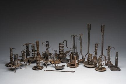 Una amplia colección de candelabros franceses, pri