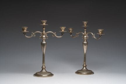 Paire de bougeoirs en argent à trois lumières, 800
