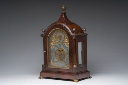 Grande horloge de table en acajou à monture en bro