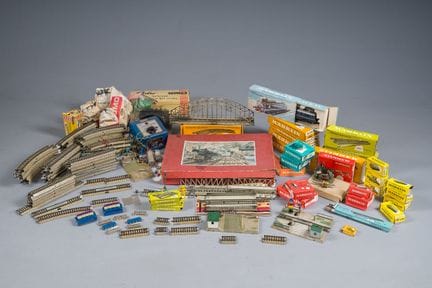 Eine umfangreiche Sammlung von Modelleisenbahnteil
