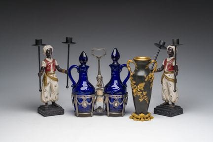 Un service à huile en argent de Bruges, un vase Ar