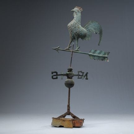 Eine große, patinierte Windrose aus Messing, gekrö
