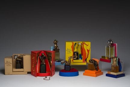 “Les Beaux Arts”系列的八款限量版香水瓶，瓶塞主要采用带古铜色锈迹的青铜雕塑，20世纪