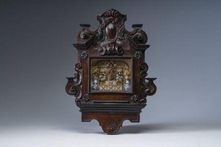 Ein geschnitzter Hausaltar aus Walnussholz mit ein