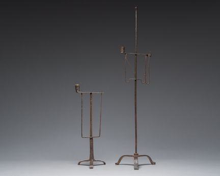 Dos candelabros franceses de hierro forjado, del s