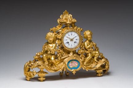 Horloge de cheminée française en bronze doré, orné