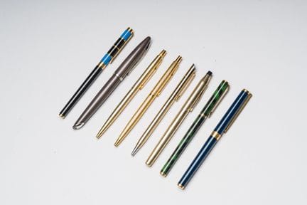 一套共八支各式钢笔和圆珠笔，包括杜邦（Dupont）、爱丽舍（Elysée）、派克（Parker）、