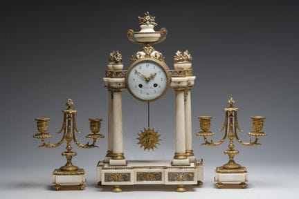 Ensemble d'horlogerie français de style Louis XVI,