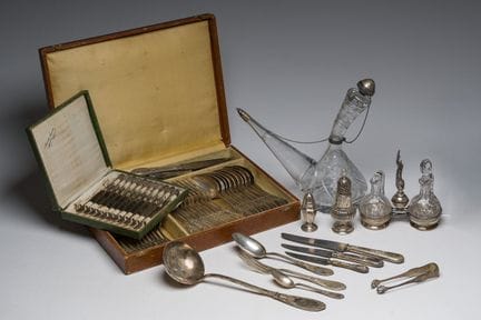 Une collection variée d'articles de table en argen