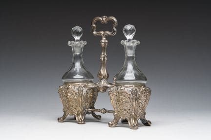 Ensemble allemand de burettes en argent ajouré, or