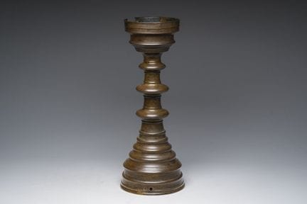 Un candelabro flamenco de bronce de tamaño excepci