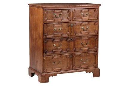 Commode de style Charles II en chêne clair, compos