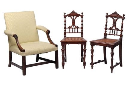 Une paire de chaises de salon de style néo-gothiqu