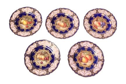 Cinq assiettes de collection en porcelaine Royal W