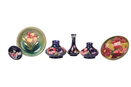 Six pièces assorties de la marque Moorcroft, compr