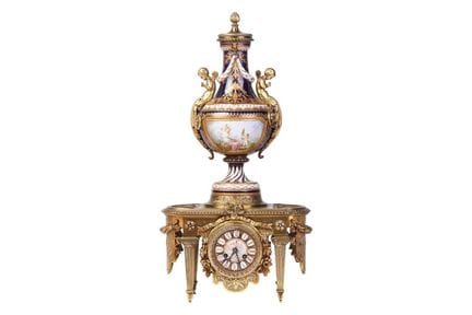 Horloge de table française de style Louis XVI data