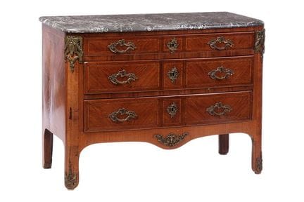 Une commode de style Louis XV à plateau en marbre 