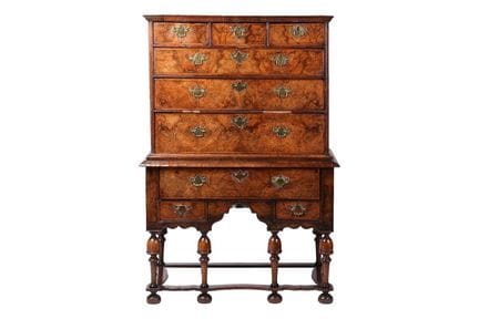 Commode en noyer de style William &amp; Mary sur p