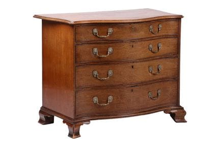Une commode serpentine en acajou de l'époque de Ge