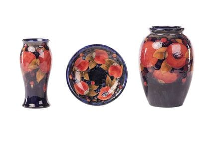 Un vase en faïence de William Moorcroft, décoré du