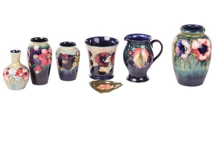 Sept pièces assorties de la marque Moorcroft, comp