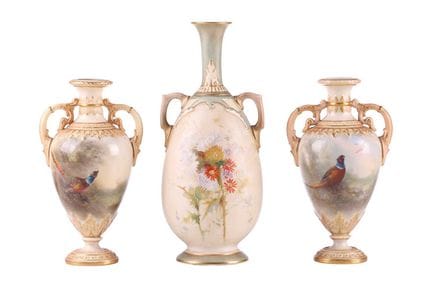 Une paire de vases « James Stinton » de la manufac