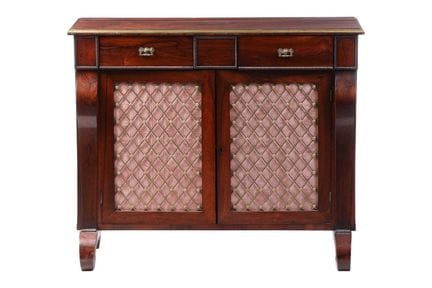 Une commode de style Régence en bois de palissandr
