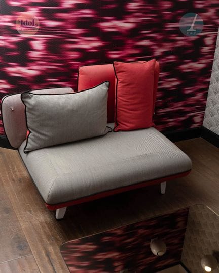 Banquette
Structure en métal, assise en tissu gris