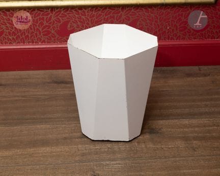Papelera
Metal lacado en blanco
Altura: 29 cm 
(Es