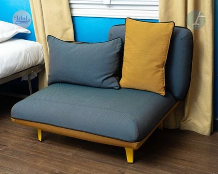 Banquette
Structure en métal, assise en tissu bleu
