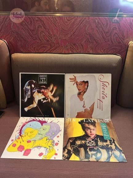 Lot de huit disques vinyles 33 tours
Artistes dive