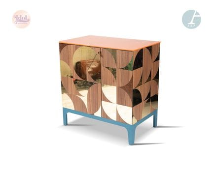 Kommode mit zwei Türen
Furnierholz und vergoldete 