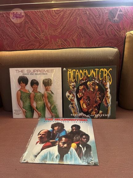 Ensemble comprenant trois disques vinyles 33 tours